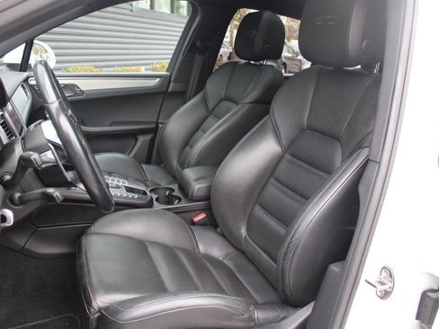 Certified 2017 Porsche Macan GTS image 5