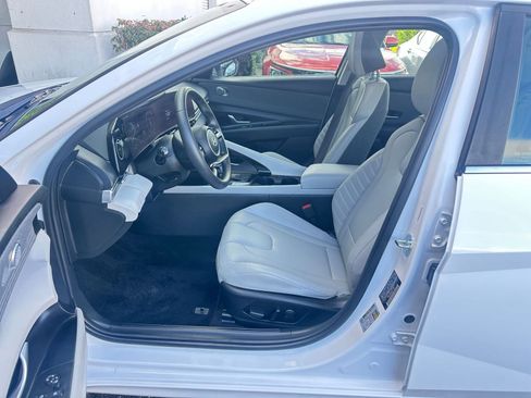 Used 2025 Hyundai Elantra Limited image 28
