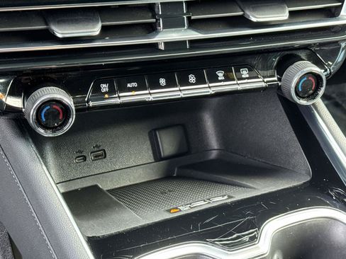 Used 2025 Chevrolet Traverse LT FWD image 6