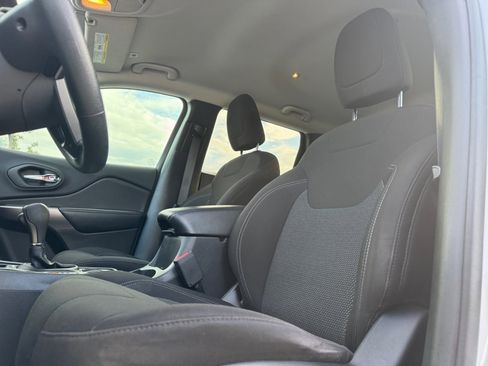 Used 2019 Jeep Cherokee Latitude w/ Popular Appearance Group image 16