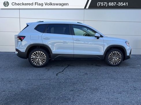 New 2025 Volkswagen Taos SE image 22