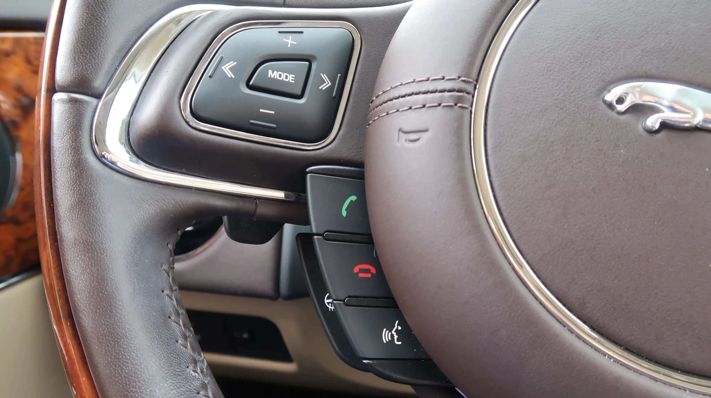 Used 2019 Jaguar XJ R-Sport RWD image 40