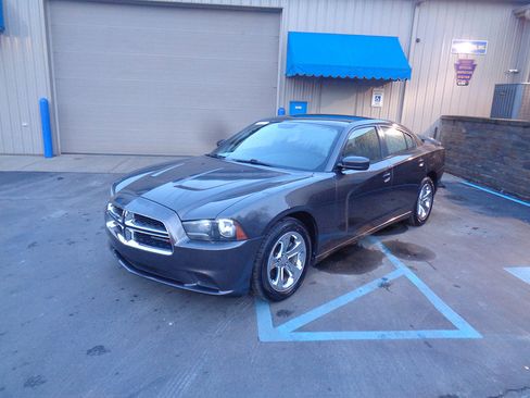 Used 2014 Dodge Charger SE w/ Sport Appearance Group image 1