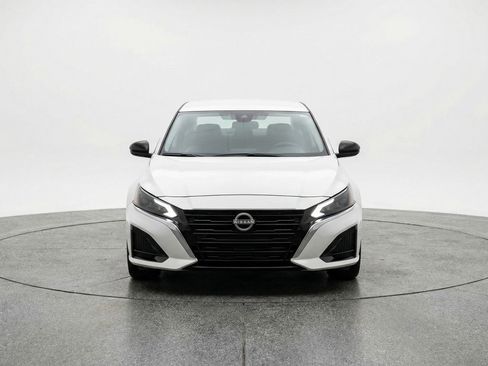 Used 2025 Nissan Altima 2.5 SV FWD image 2