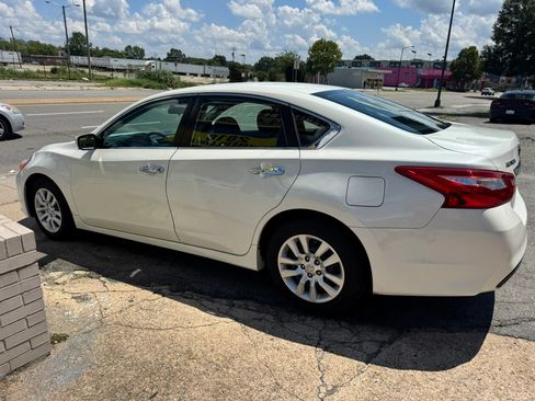 Used 2016 Nissan Altima 2.5 S w/ Power Driver Seat Package FWD image 3