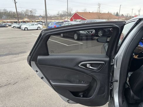 Used 2016 Chrysler 200 Limited w/ Convenience Group image 17