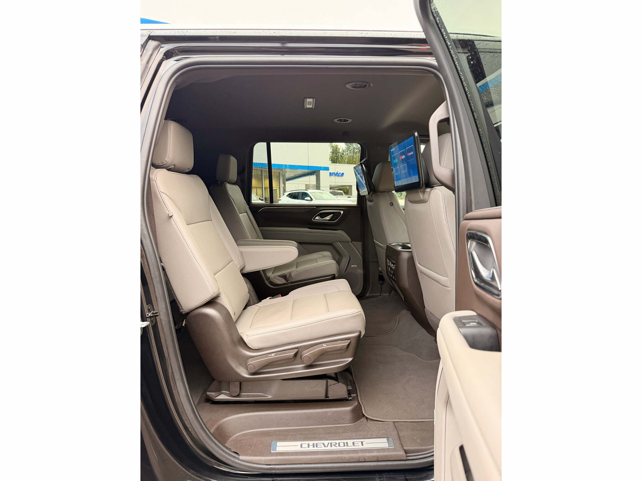 Used 2024 Chevrolet Suburban LT w/ Luxury Package AWD/4WD image 20