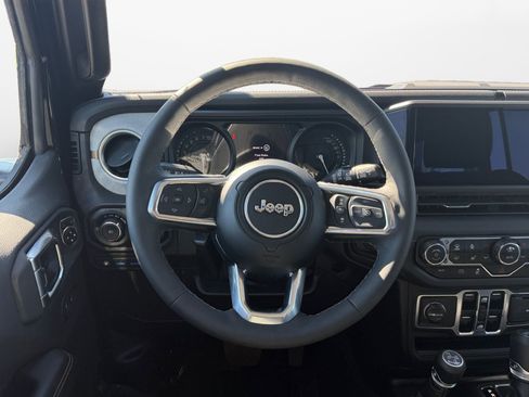 Used 2025 Jeep Wrangler Unlimited Sahara image 12