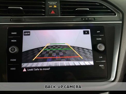 Used 2023 Volkswagen Tiguan SE w/ Panoramic Sunroof Package image 6