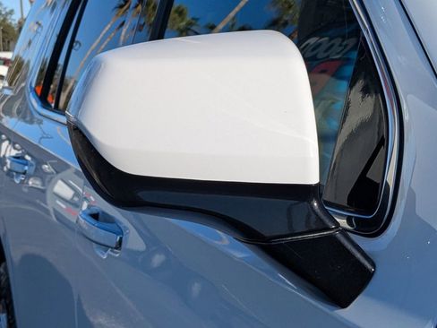 Used 2024 GMC Yukon SLT image 12