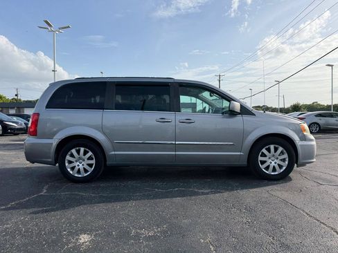 Used 2015 Chrysler Town & Country Touring FWD image 4