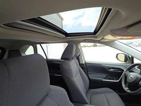 Used 2019 Toyota RAV4 XLE w/ Convenience Package FWD image 14