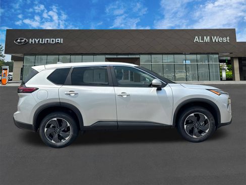 Used 2025 Nissan Rogue SV FWD image 4