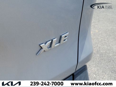 Used 2021 Toyota RAV4 XLE w/ Convenience Package FWD image 12