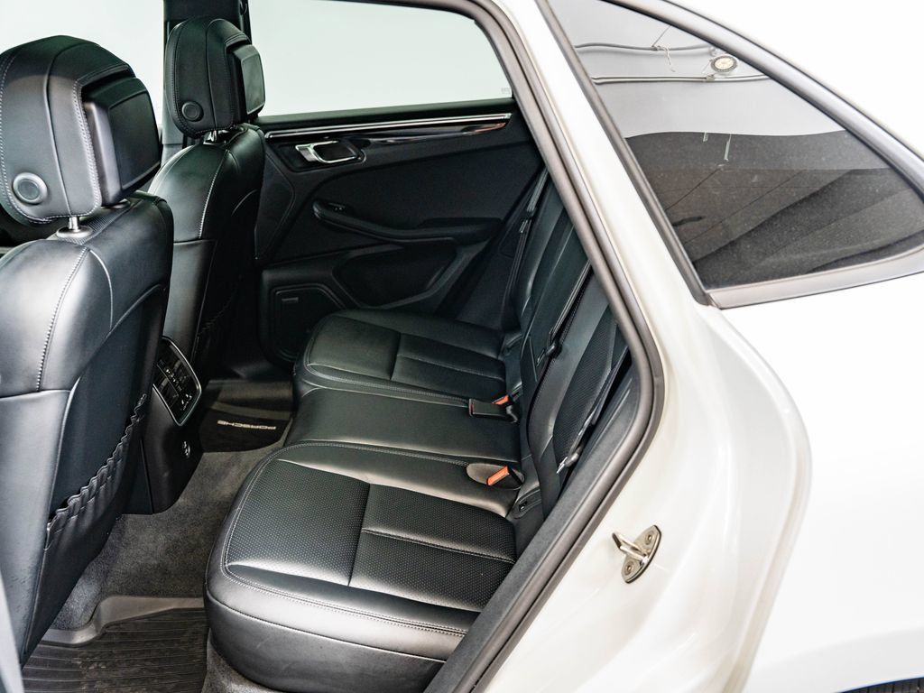 Certified 2026 Porsche Macan AWD/4WD image 40