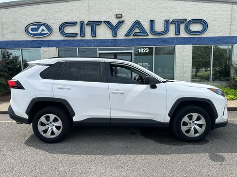 Used 2021 Toyota RAV4 LE FWD image 3