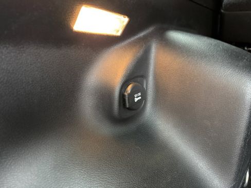 Used 2021 Jeep Cherokee Limited image 30