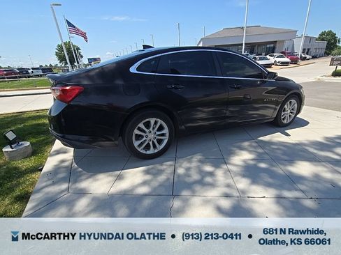 Used 2017 Chevrolet Malibu LT FWD image 12
