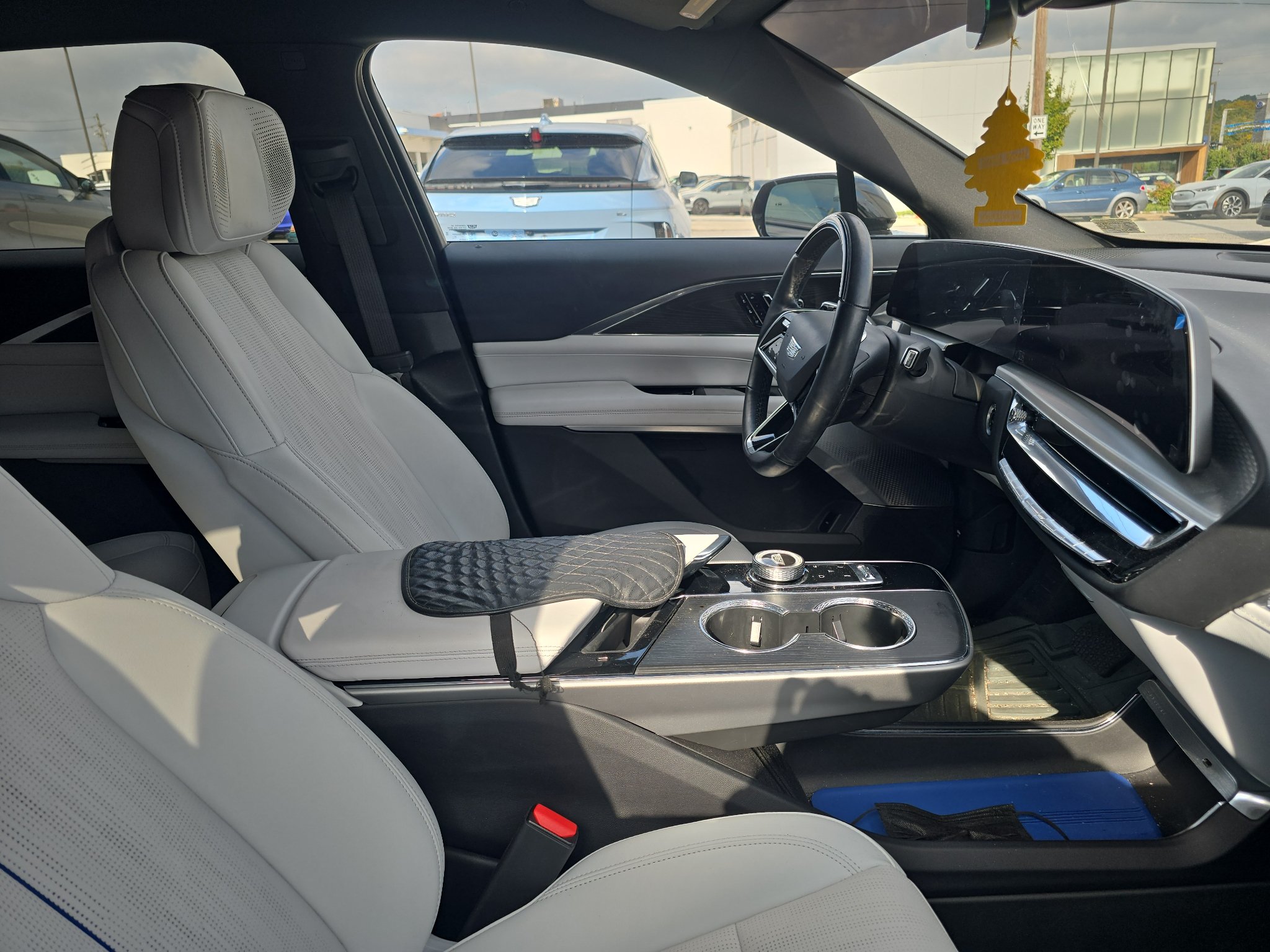Used 2024 Cadillac Lyriq Luxury AWD/4WD image 7