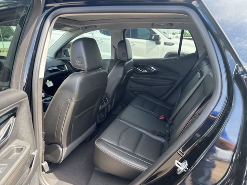 Used 2023 GMC Terrain AT4 w/ Tech Package AWD/4WD image 9