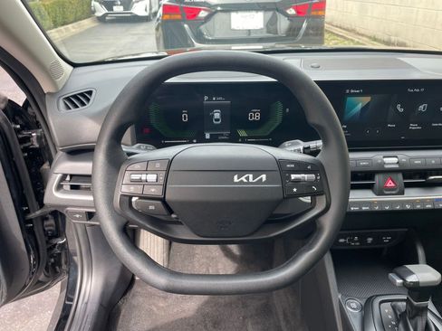 Used 2025 Kia K4 LXS image 27