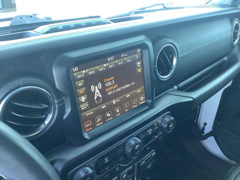Used 2022 Jeep Wrangler Unlimited Sahara AWD/4WD image 17
