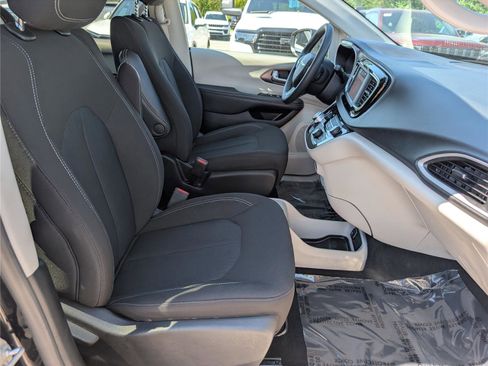 Used 2023 Chrysler Voyager LX FWD image 10