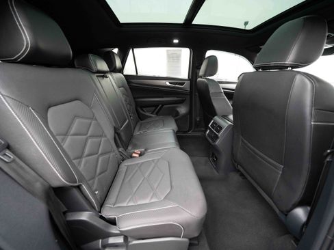 Used 2024 Volkswagen Atlas Cross Sport SE image 25