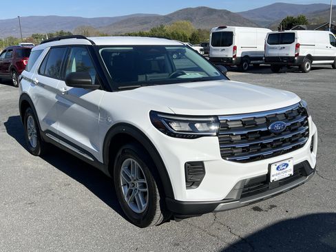 Used 2025 Ford Explorer Active AWD/4WD image 4