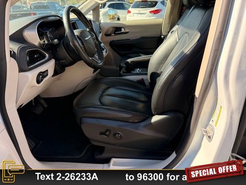Used 2022 Chrysler Pacifica Touring-L image 13