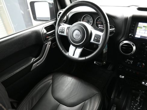 Used 2016 Jeep Wrangler Unlimited Rubicon image 24