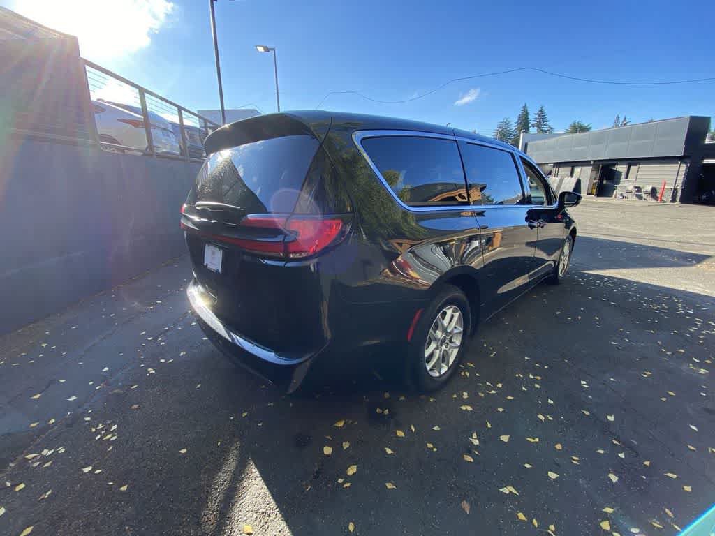 Used 2023 Chrysler Pacifica Touring-L FWD image 6