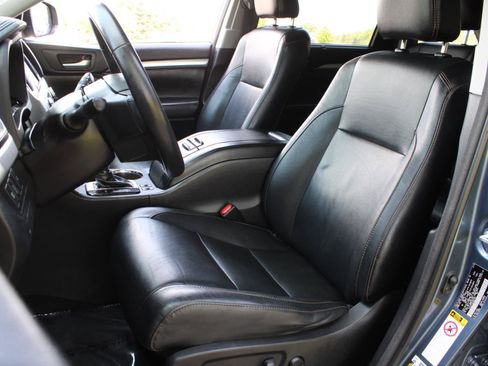 Used 2018 Toyota Highlander XLE AWD/4WD image 16