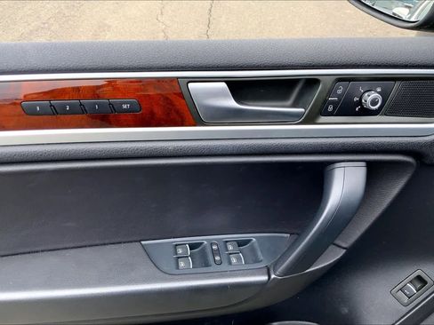 Used 2014 Volkswagen Touareg TDI image 36