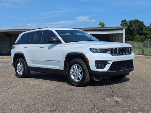 Used 2023 Jeep Grand Cherokee Laredo RWD image 2