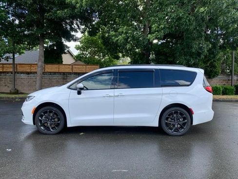 Used 2023 Chrysler Pacifica Touring-L w/ S Appearance Package AWD/4WD image 2