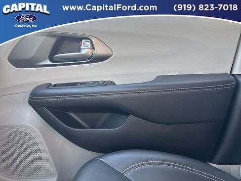 Used 2024 Chrysler Pacifica Touring-L image 27