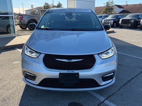 Used 2024 Chrysler Pacifica Touring-L image 9