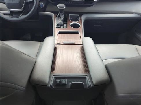 Used 2022 Toyota Sienna XLE FWD image 18