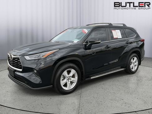 Certified 2024 Toyota Highlander LE AWD/4WD image 1