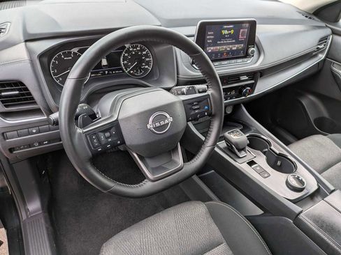 Used 2025 Nissan Rogue SV image 2