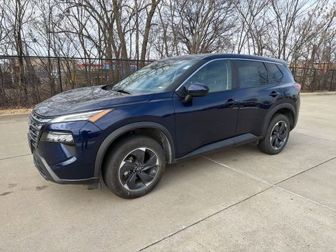 Used 2025 Nissan Rogue SV image 2