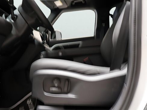 New 2025 Land Rover Defender 110 S image 31