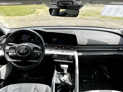 Certified 2025 Hyundai Elantra Limited FWD image 26