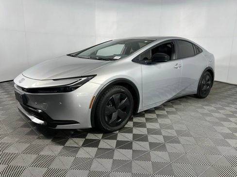 Used 2025 Toyota Prius LE image 3