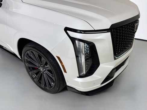 Used 2025 Cadillac Escalade ESV V AWD/4WD image 39