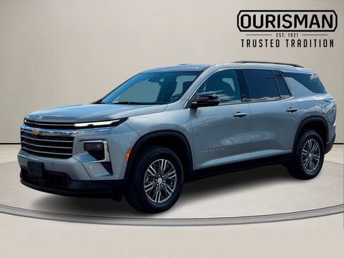 Used 2024 Chevrolet Traverse LT AWD/4WD image 2