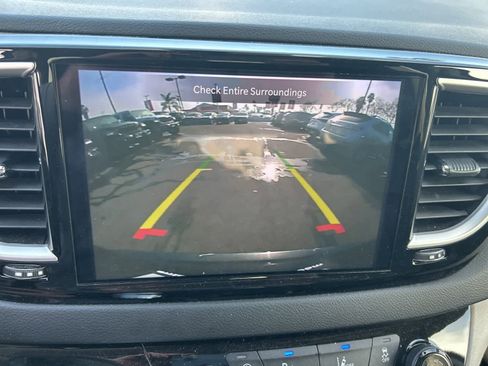 Used 2023 Chrysler Pacifica Touring-L image 27