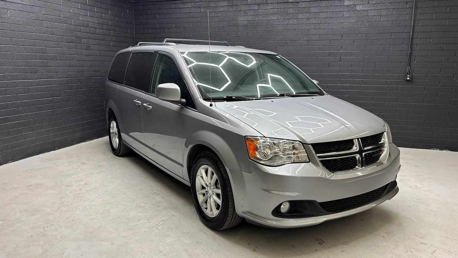 Used 2018 Dodge Grand Caravan SXT FWD image 1