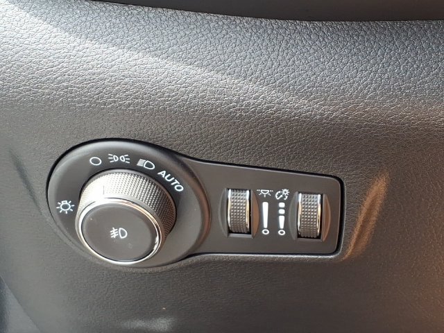 Used 2025 Jeep Compass Limited w/ Sun & Sound Group AWD/4WD image 12